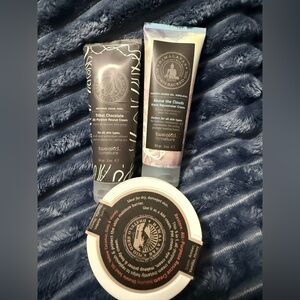 Women’s Moisturizing Set in Black and Cream